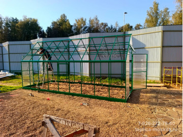 Английская теплица 2,5 на 6 окрашенная в RAL 6005 с поликарбонатом Sellex Kronos 