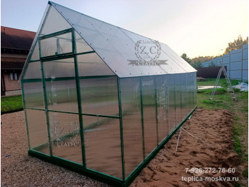 Английская теплица 2,5 на 6 окрашенная в RAL 6005 с поликарбонатом Sellex Kronos 