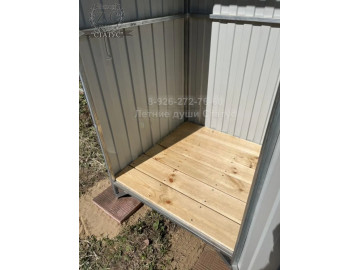 Оцинкованный летний душ 0,95 х 0,95 с обшивкой из профнастилом RAL 7024 с баком с подогревом